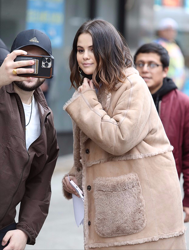 傻脸娜这次红毯造型太美,穿小黑裙亮相美如黑天鹅,笑起来好迷人