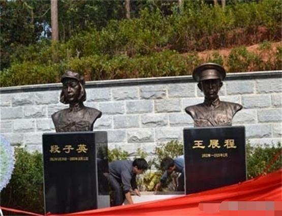 她是烈士王展程的妻子曾为了找寻党组织的下落忍辱负重了8年