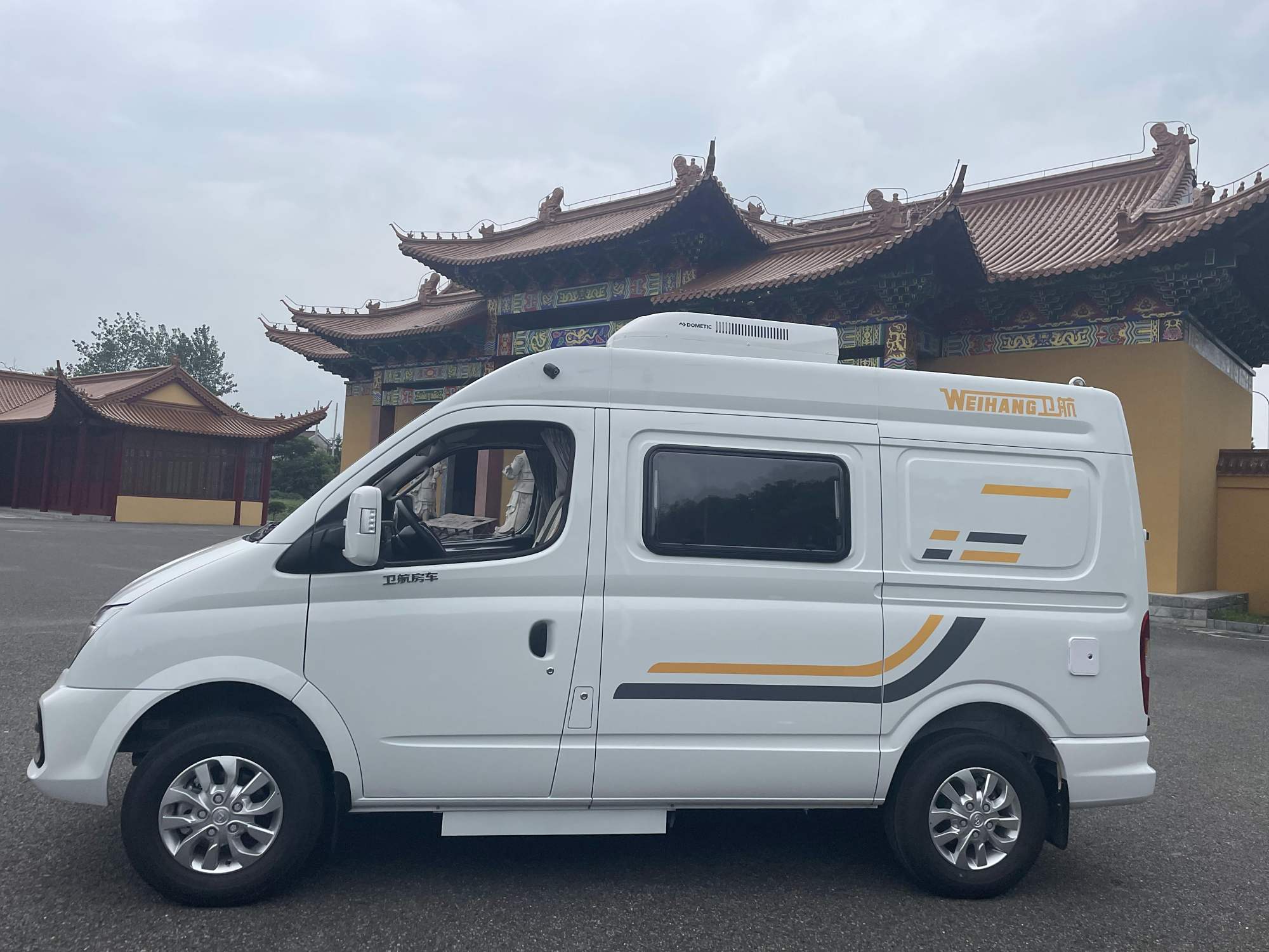 适合两人精致出行无中门的b型房车卫航v500房车