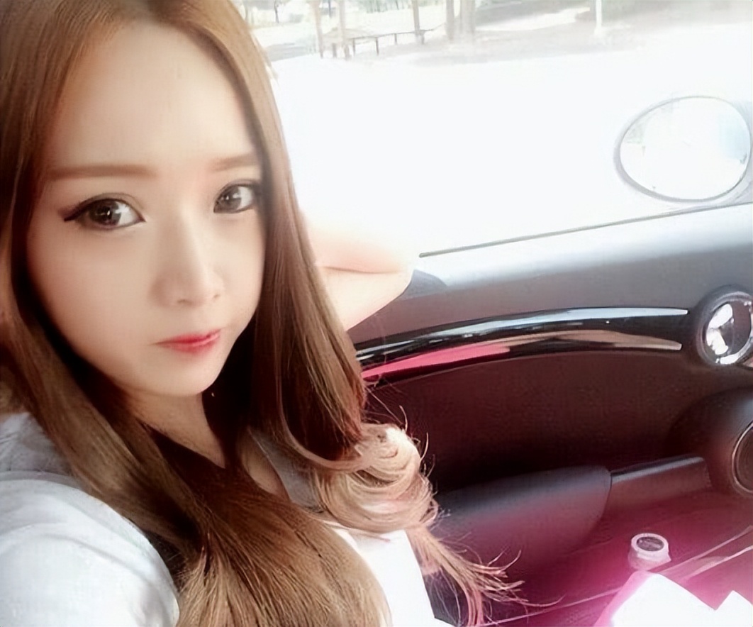 还记得红极全网的网红鼻祖恩典吗?如今30岁不当网红,变钢琴老师