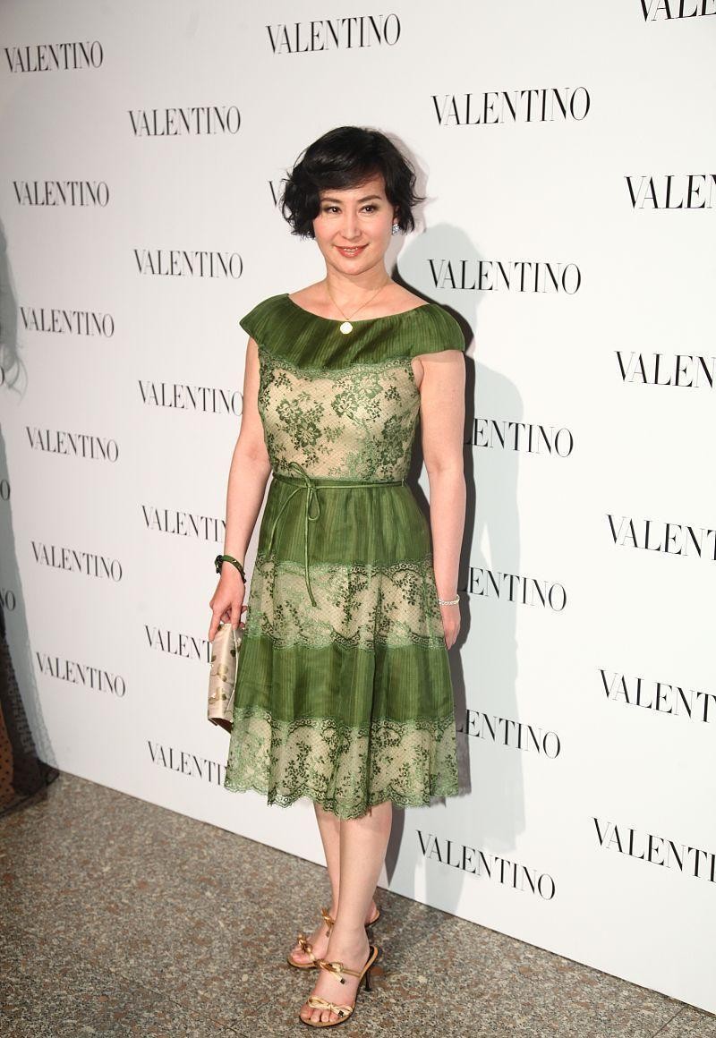 何超琼的挺拔身姿显气质,黑蕾丝裙也能穿出富贵感,年龄大也很美