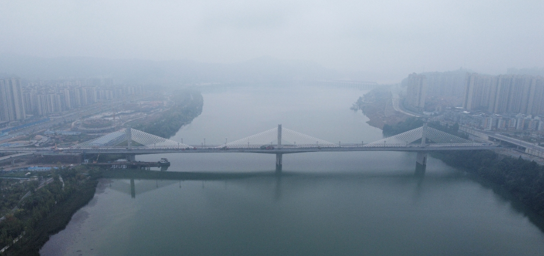 南部县嘉陵江三桥桥面主路开始铺油,将于10月1日进行试通车!