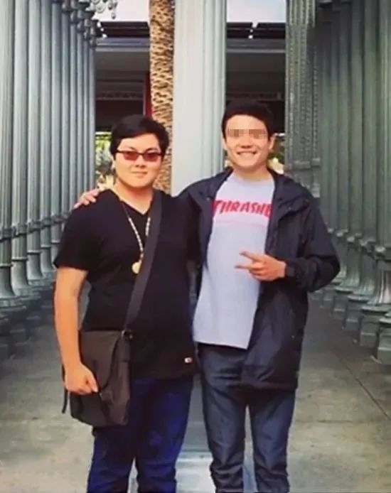 唐英涵是唐国强藏了26年的儿子,穿西装强扮斯文被路人暴露身份!