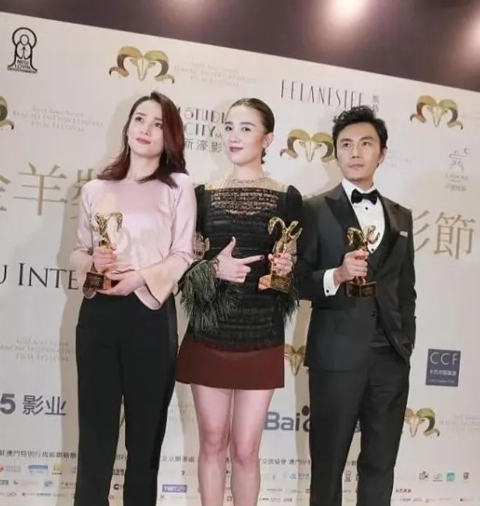 42岁宋佳同框47岁蒋勤勤输惨了,艳俗pk脱俗,气质差距一目了然