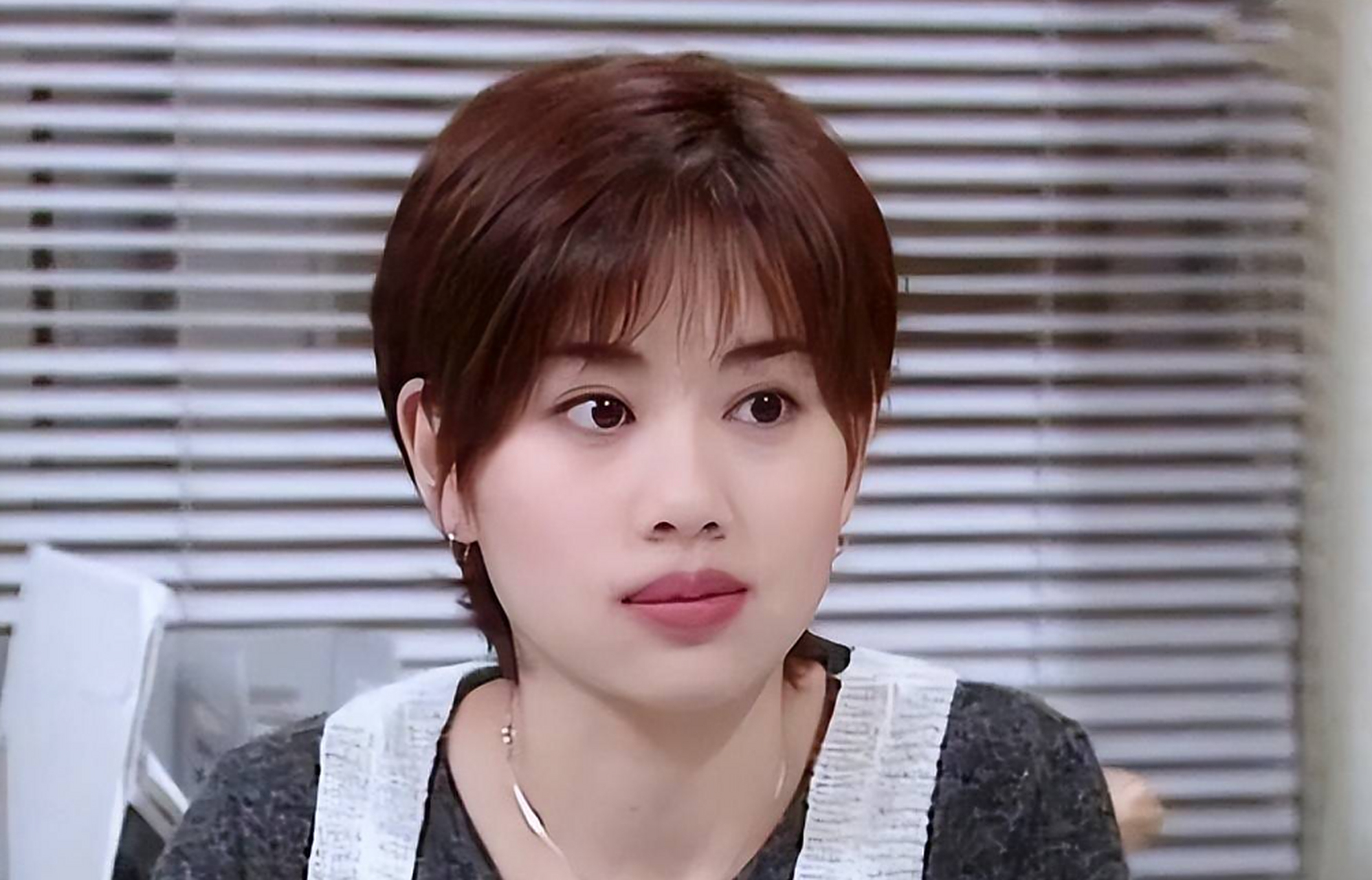 当年,得知儿子张铎要娶港星陈松伶,张妈妈气哭了:"她不但比你大8岁,还