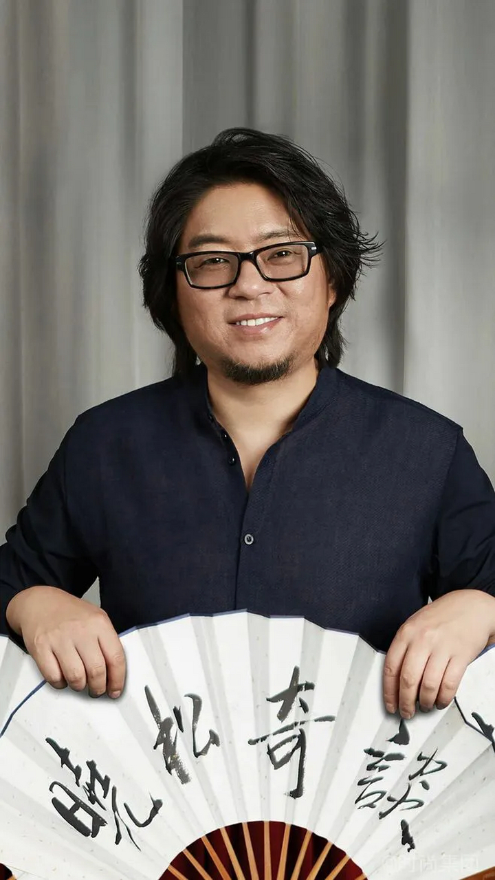 一次访谈,央视主持人王利芬问高晓松:"你是美国人!