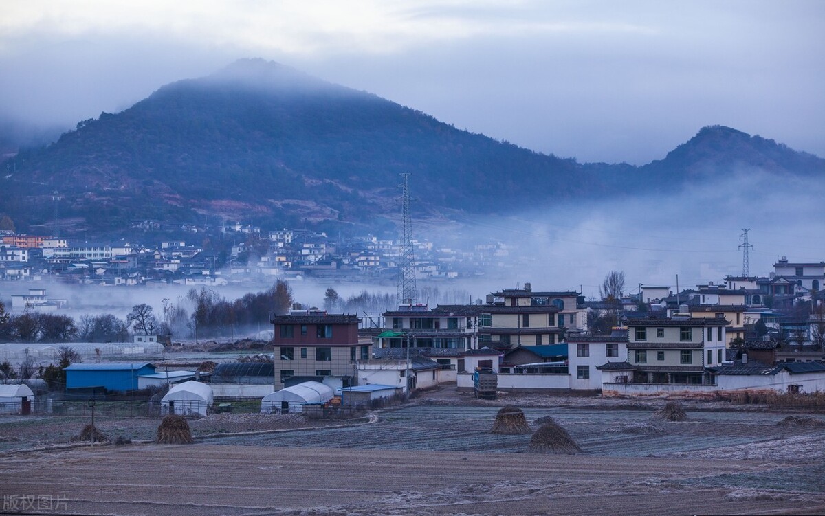云南丽江:雾笼乡村 美如画