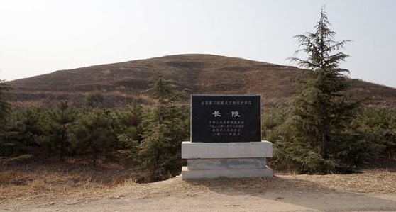 楚霸王项羽墓实景拍摄:杂草丛生,墓碑残缺,让人不忍足目