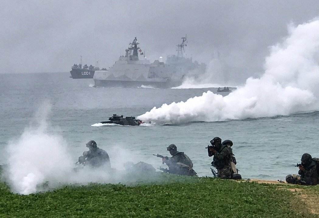 台海局势持续紧张,岛内民众嗅到了战争的味道,民意动摇信号出现