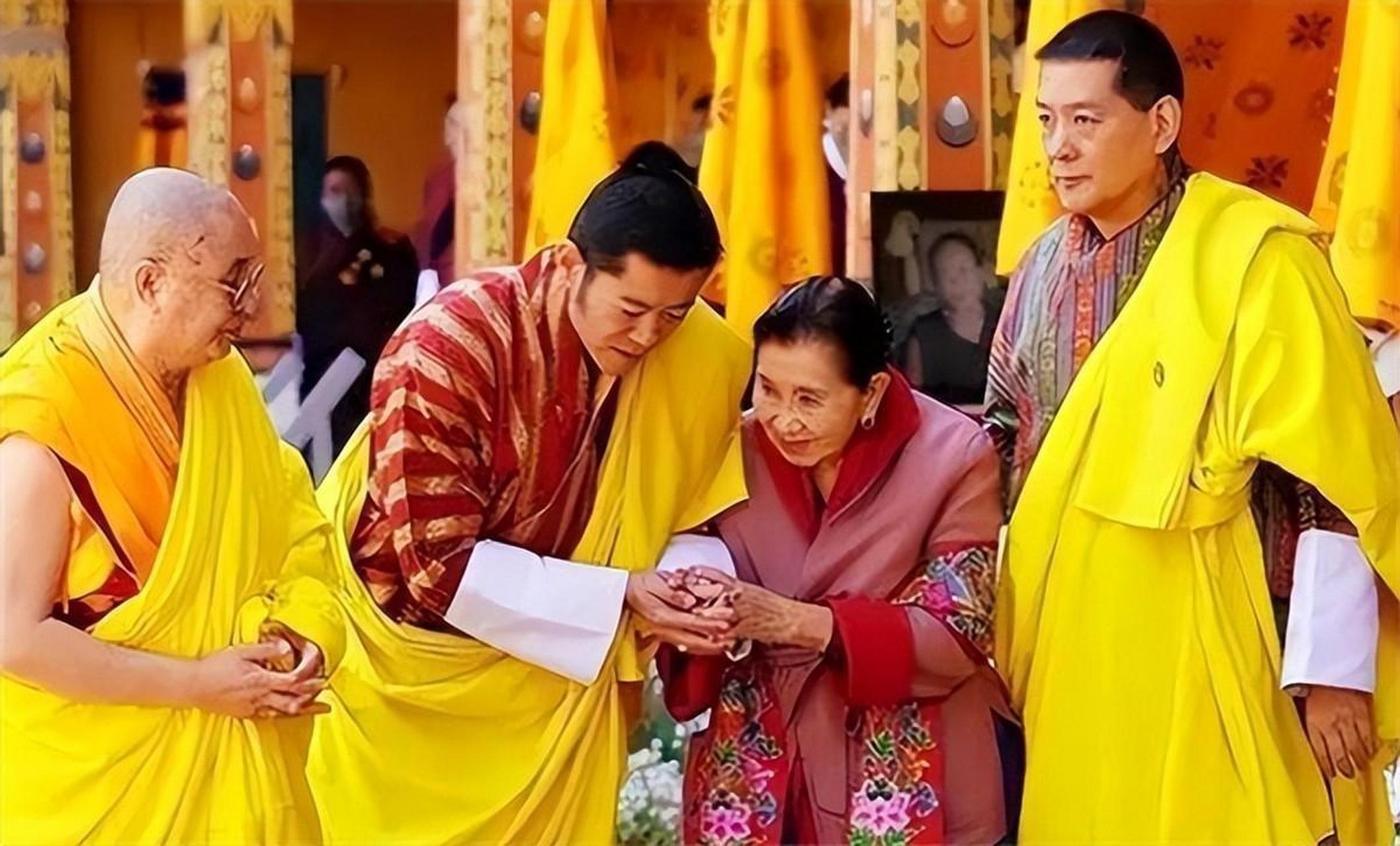 辛格虽然是当时这个国家最年轻的国王,但是他深受不丹人民的热爱,大家