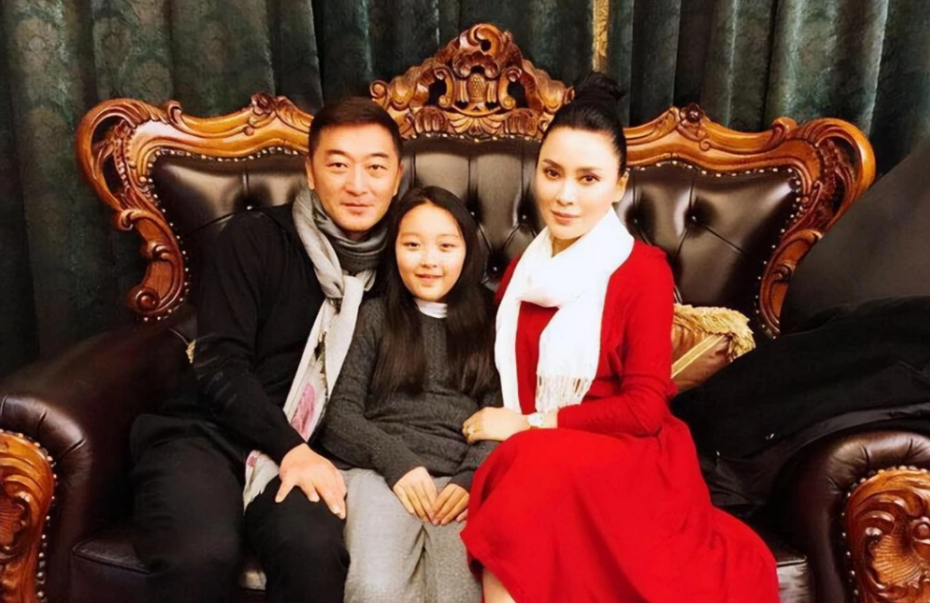 知名演员邵峰刘欣定居加拿大,豪宅内享受,烤羊和茅台成亮点