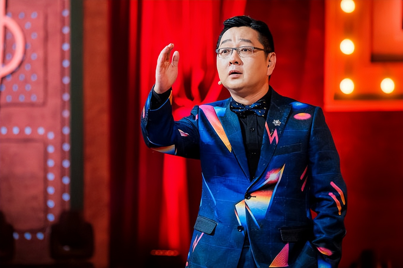 从"央视名嘴"到自嘲梗王,张绍刚在综艺主持掘金之路,直线狂飙