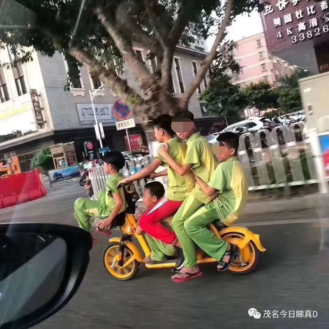 奇观!你见过熊孩子骑着一辆共享小黄车搭乘五个人吗?