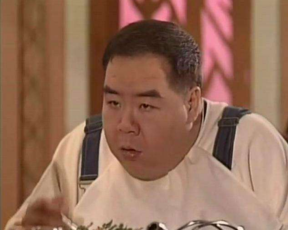 回顾"肥猫"郑则仕:欠债8000万,全家搬进贫民区,拍戏10年清债务