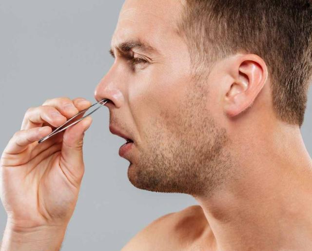 鼻毛总"窜"出来的男人,意味着什么?鼻毛为何会发白?医生科普