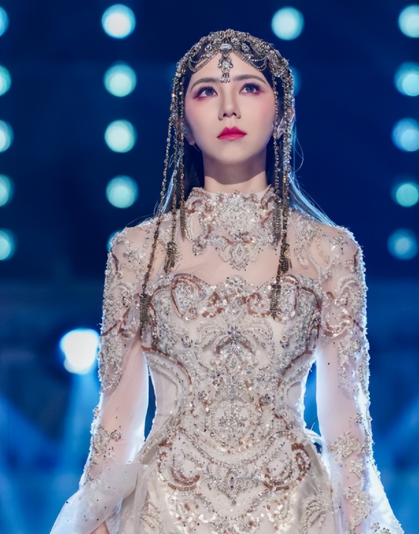 "铁肺天后"邓紫棋:19岁举办5次个人演唱会,却总是遇人不淑