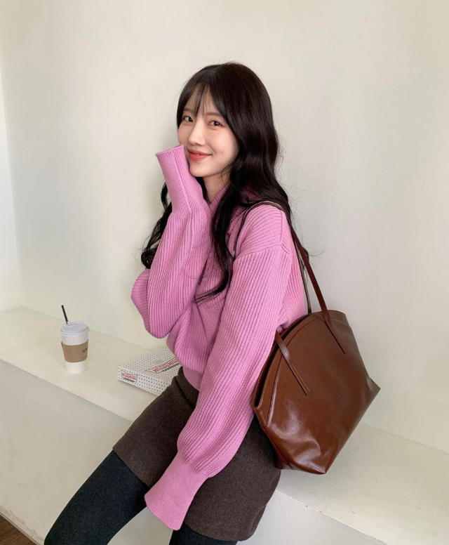 韩国ins时尚博主枣红色针织衫穿那么好看 太喜欢这温柔素雅的气质