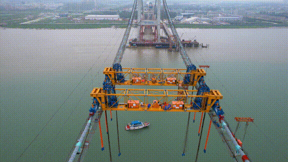 海上"搭积木 今年7月,二航局自主研发的 世界最大吊重能力缆载吊机