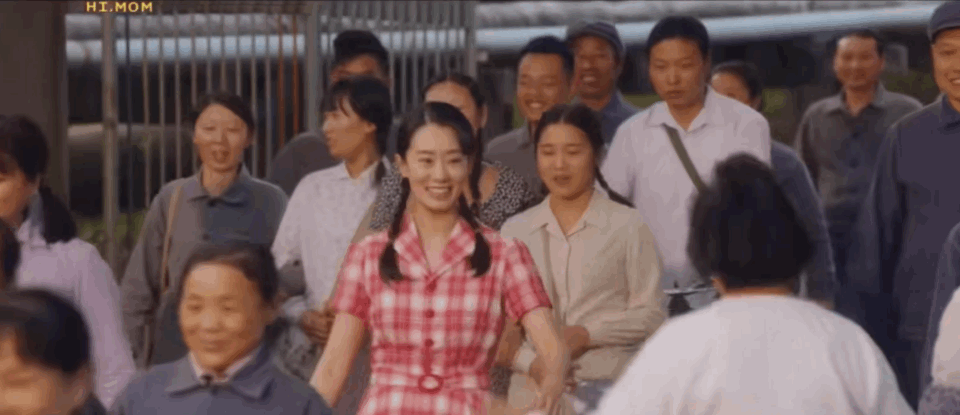 《你好,李焕英》:贾晓玲要给自己换爸爸,是因为母亲婚姻不幸?