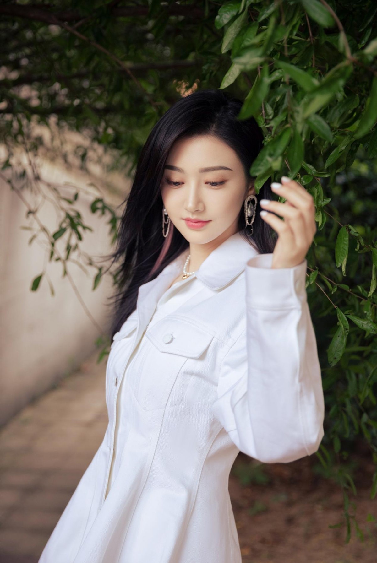 景甜红了之后越来越美!穿白裙清新又大气,挑染发丝够吸睛