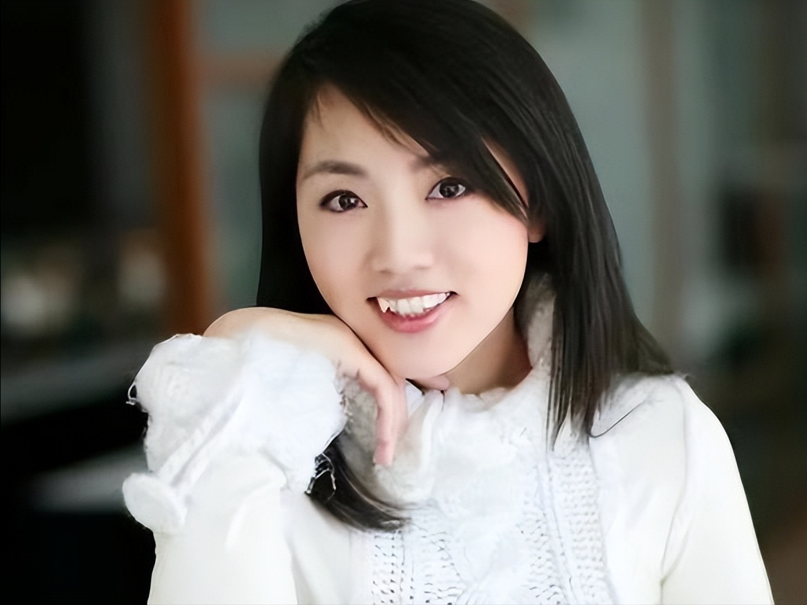 冻龄女神杨丹:与初恋隐婚生子,主持天气预报25年未成央视正式工