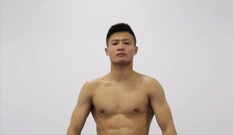 六块腹肌清晰可见,杨健的身材太强悍,肌肉技术样样不缺