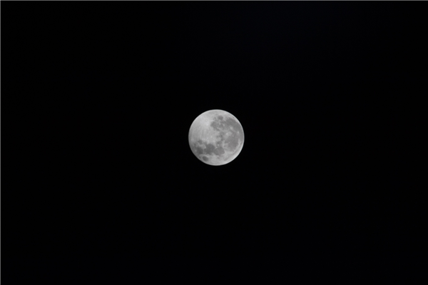 NASA分享 从国际空间站拍摄的超级红月亮与月全食