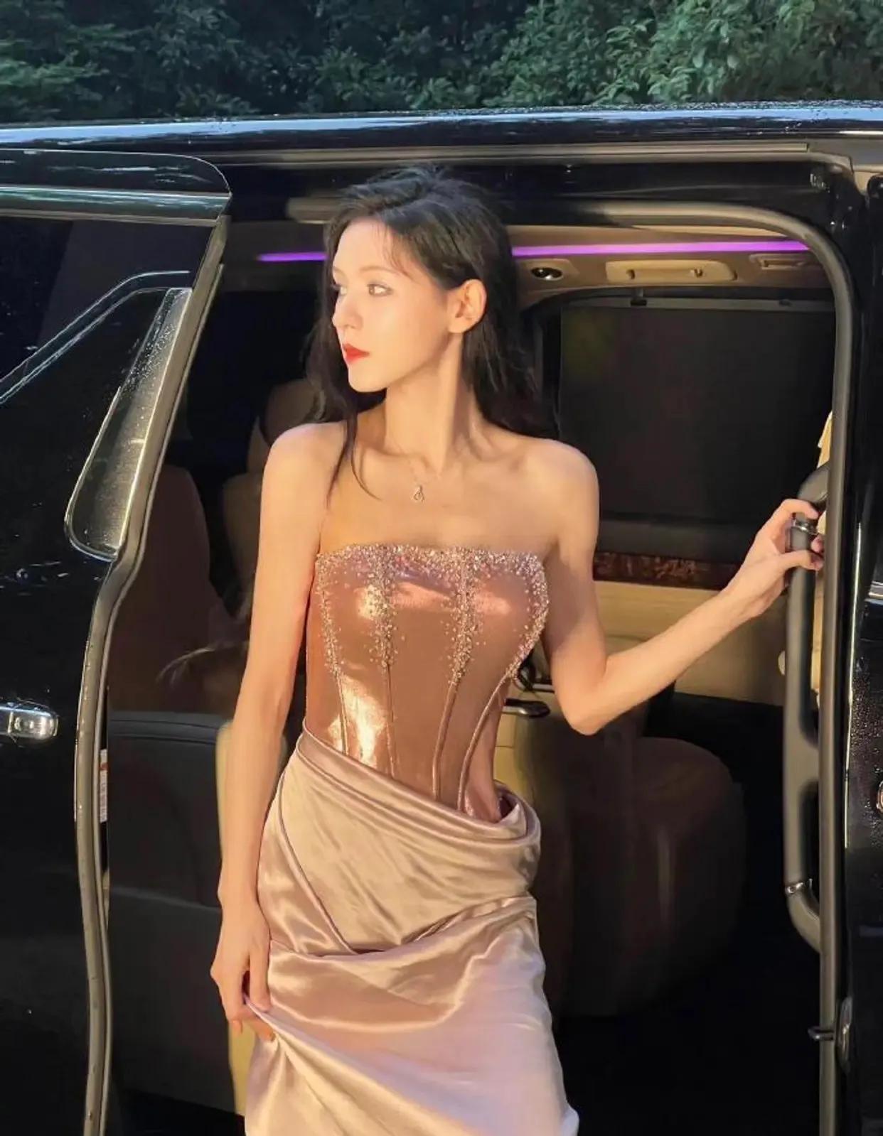 张予曦鱼骨珍珠裙造型惊艳全场,尽显人鱼公主风范,成为焦点