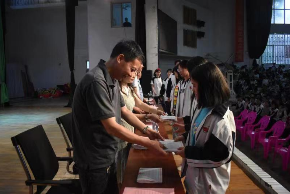 隆回县第二中学举行高三毕业典礼