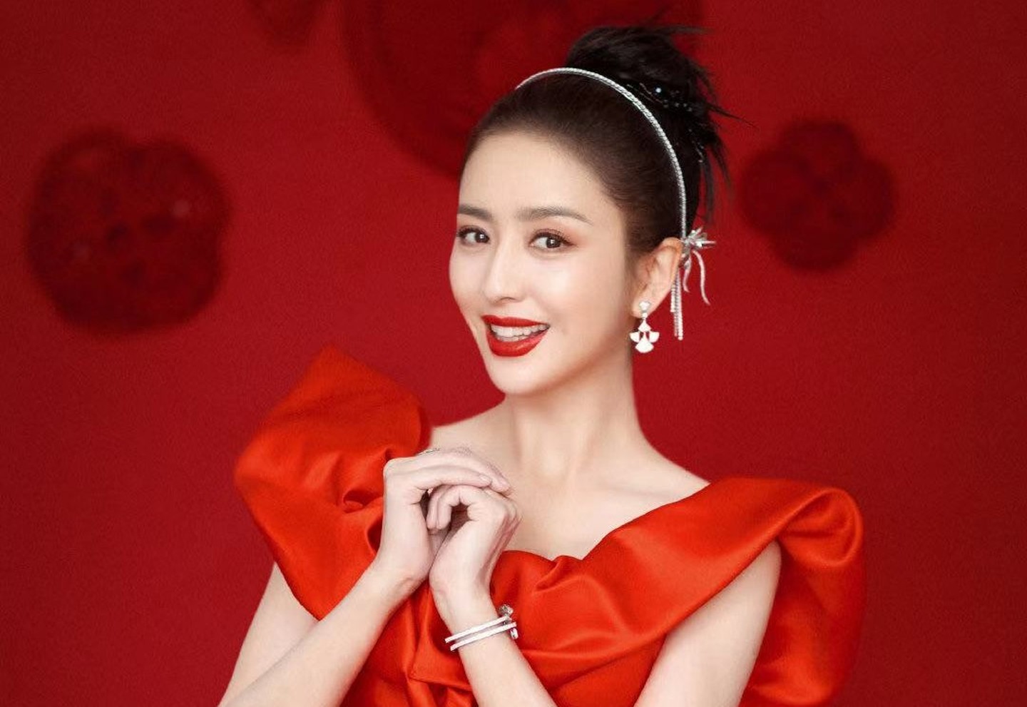 佟丽娅新恋情曝光?知名主持人掐点"1314"送祝福,她笑容满面