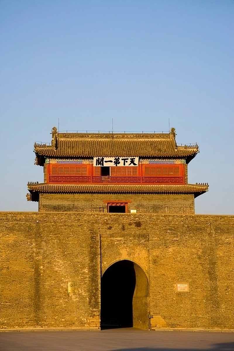 "天下第一关"的匾额,五个字里写错了两个字?这是什么情况