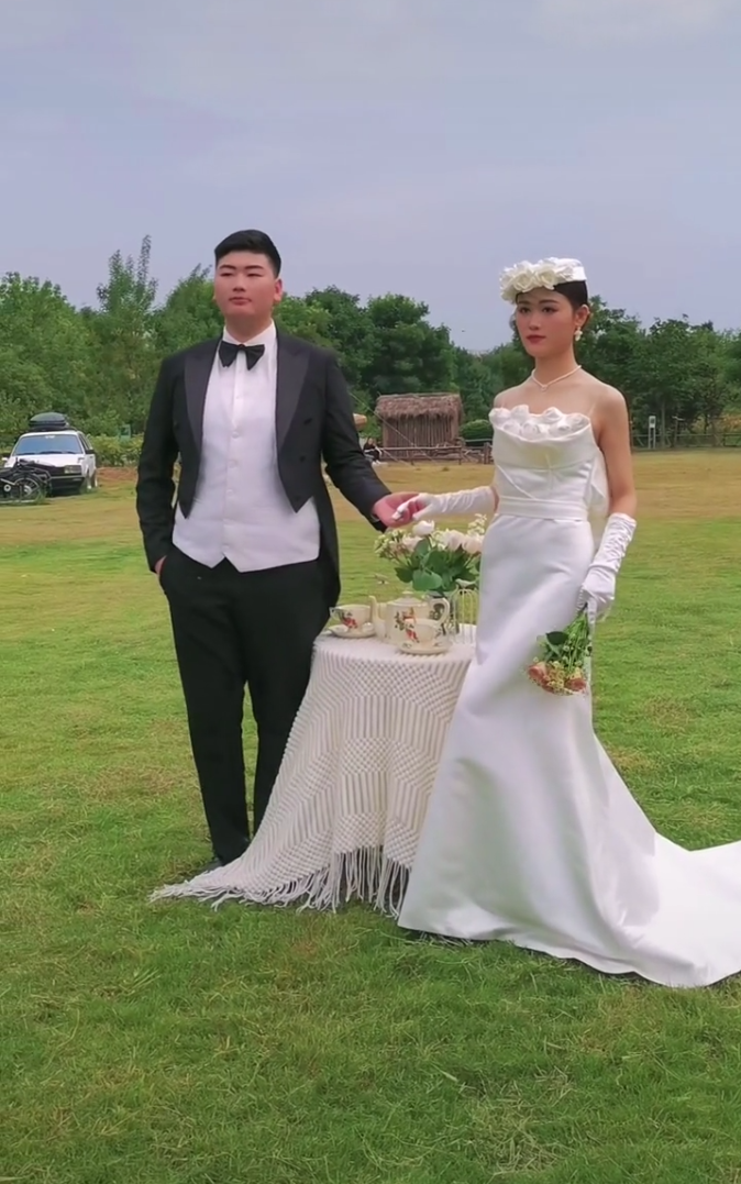 又一个陈亚男大衣哥儿子拍婚纱照陈萌戴巨钻拒绝朱小伟碰自己