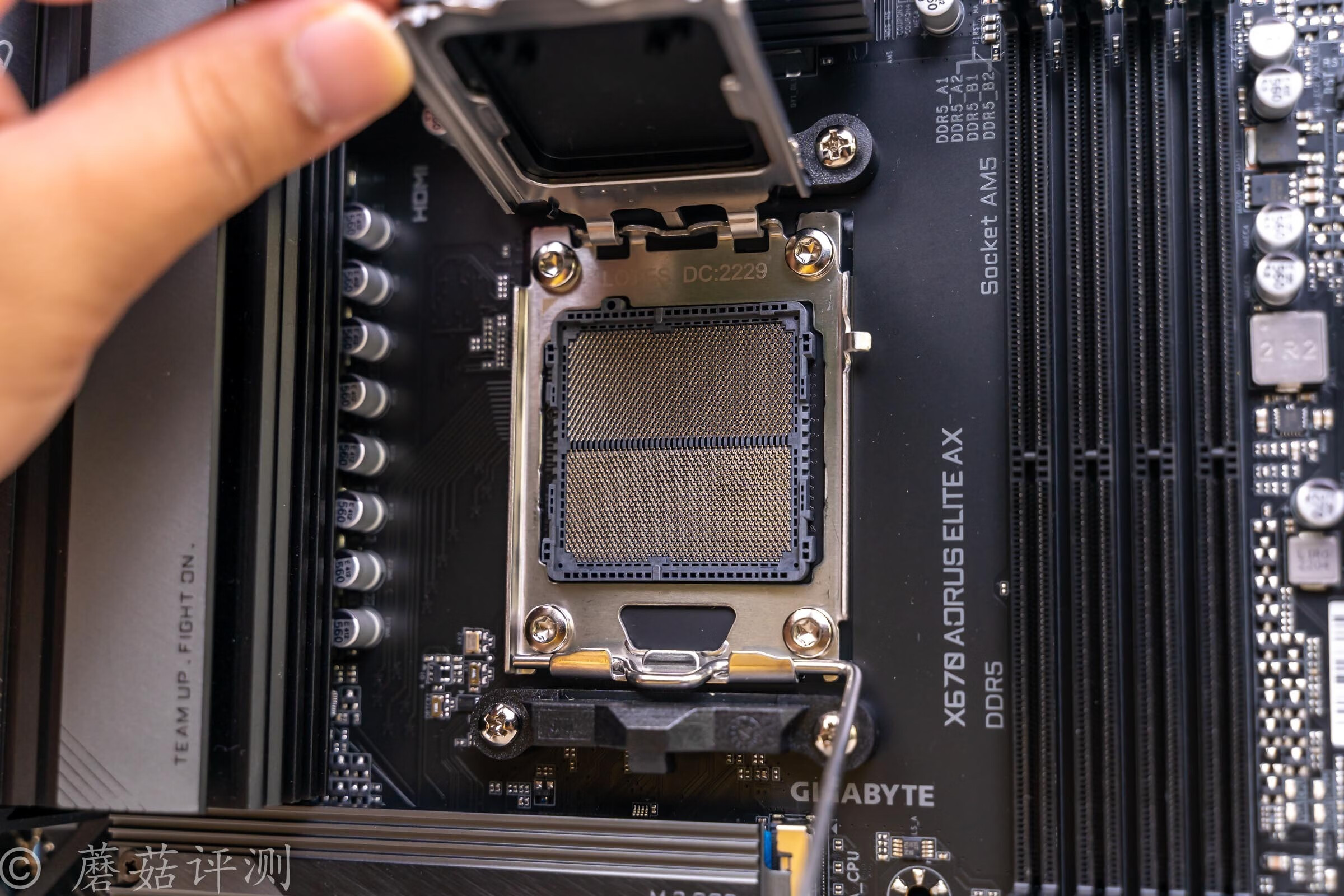 用料厚道的高端"入门级"主板,技嘉x670 elite ax小雕主板 拆解