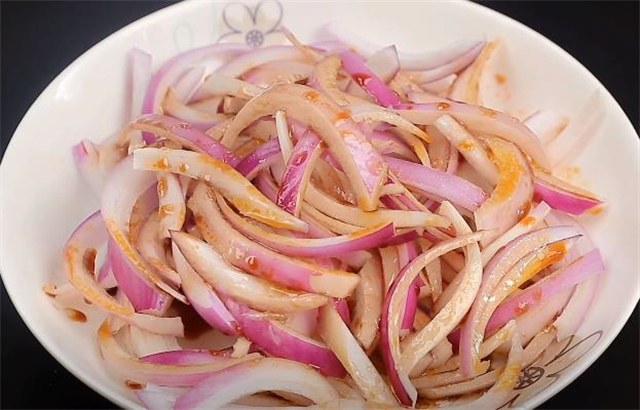 凉拌洋葱怎样做更入味,教你几个小技巧,开胃又解馋,特别好吃