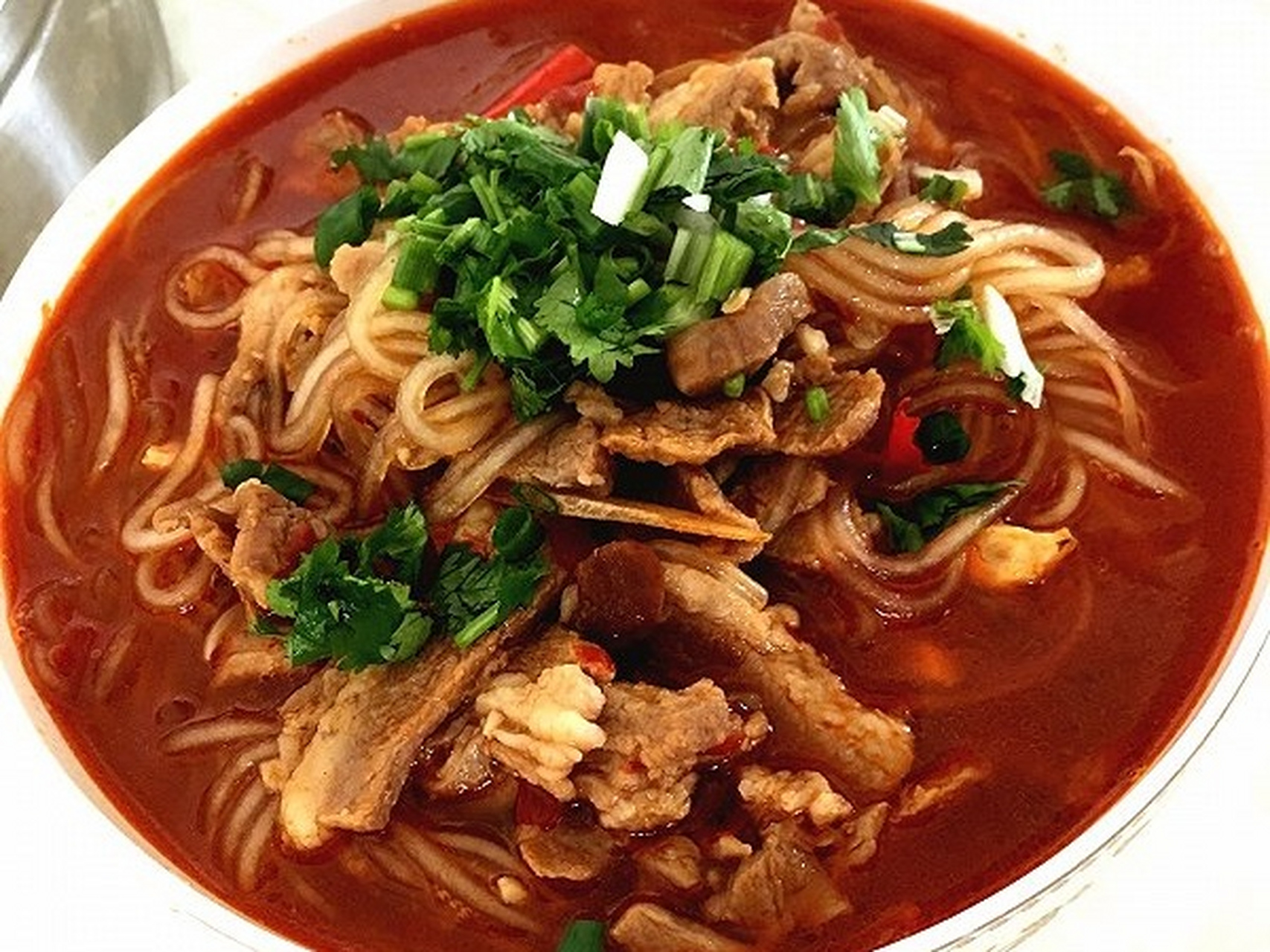 在秋冬季去大同旅游的时候,吃一碗大同的粉羊杂真是太舒服了.