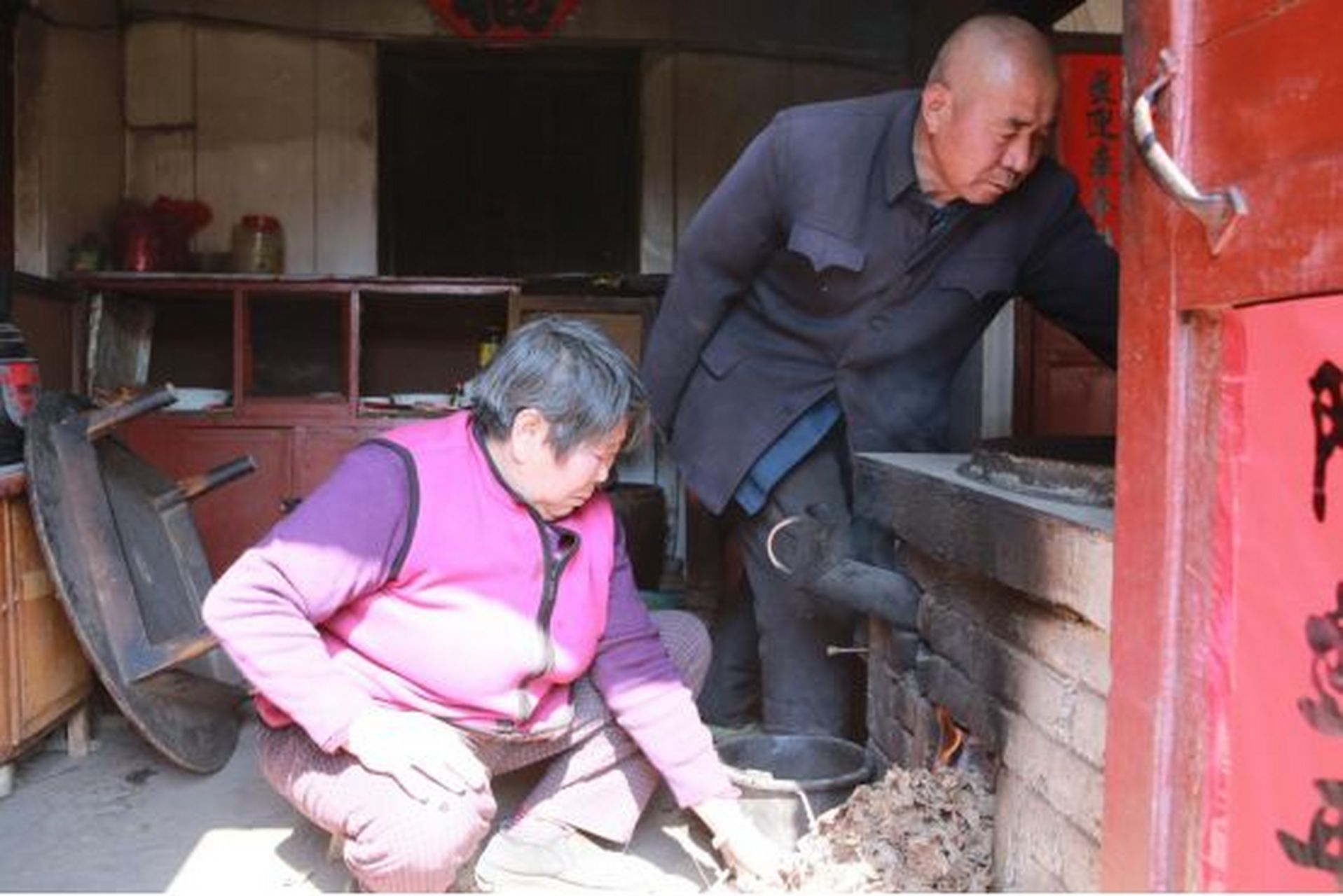 图片中的这位老人名叫管恩绪,今年74岁.