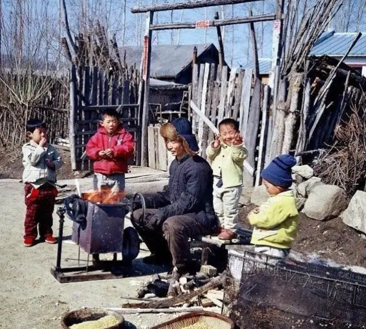 罕見老照片,一百年前東北人的真實生活,農民生活辛苦,很貧窮