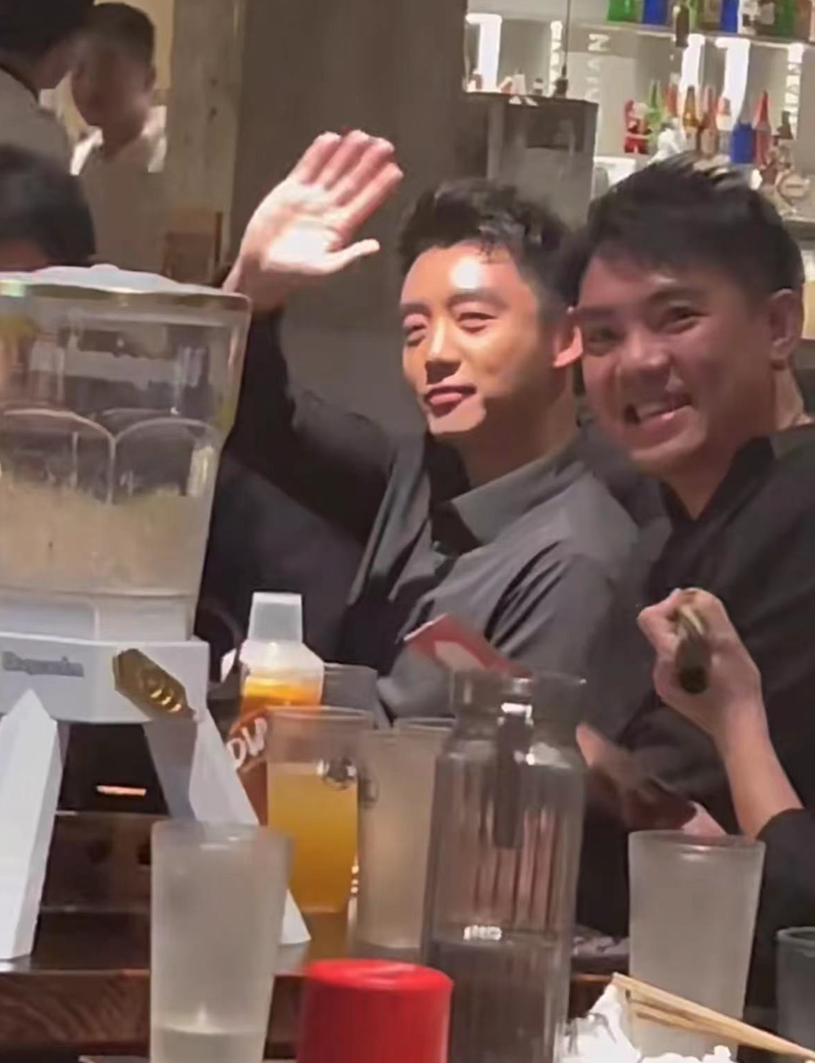 郑恺和男男女女酒吧玩乐,喝醉酒脸红当场嗨歌,现场美女尖叫一片