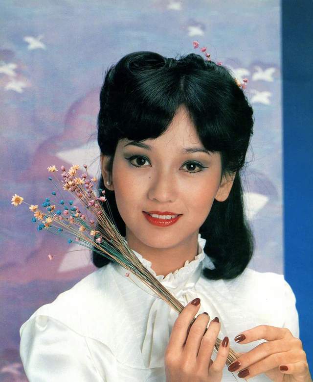 赵雅芝晒年轻时的照片,青涩的脸庞和稚嫩的眼神,不愧为影视女神