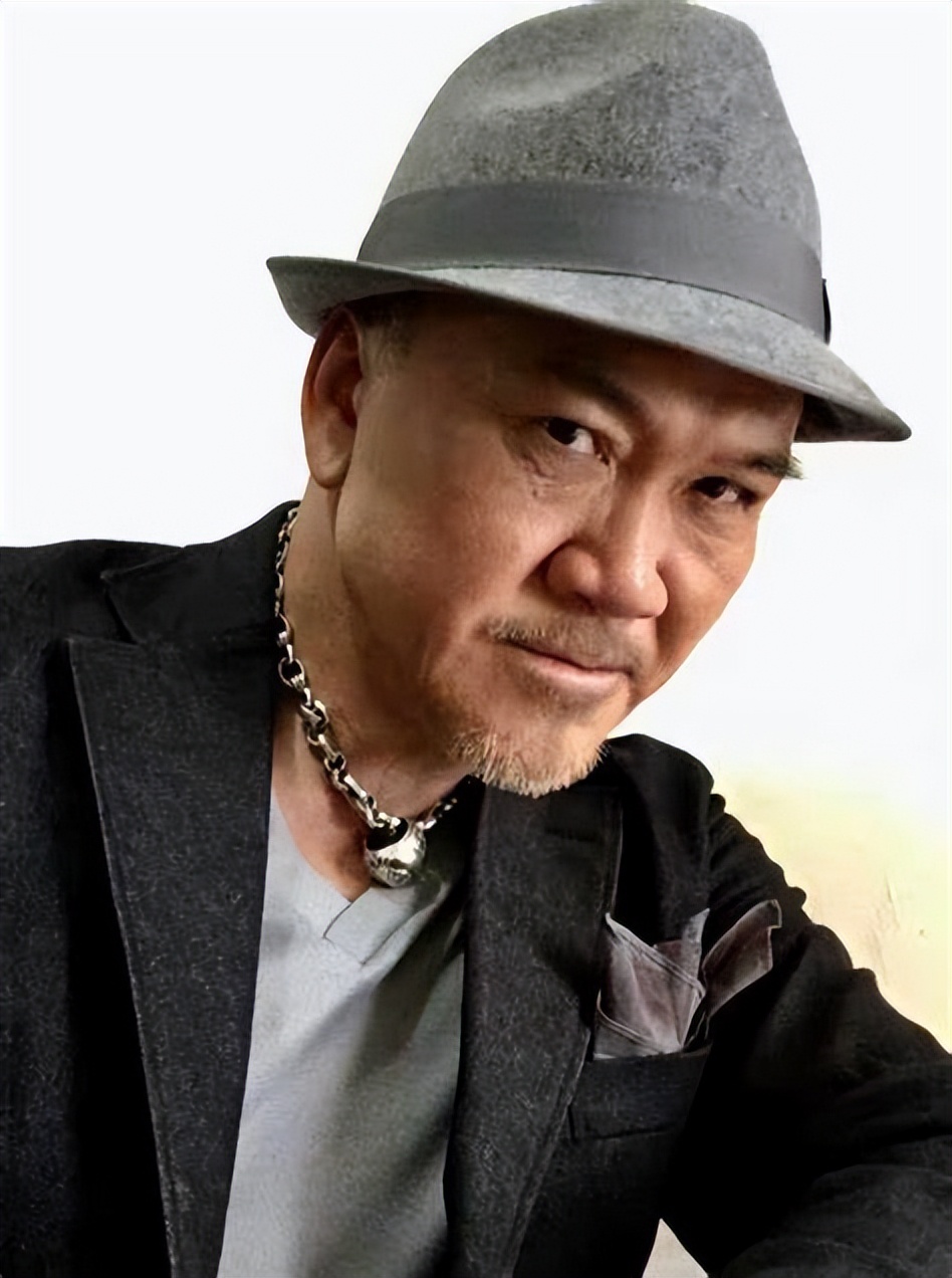 接地气!港星郑恕峰被网友偶遇独自搭地铁,获赞贴地不似内地明星