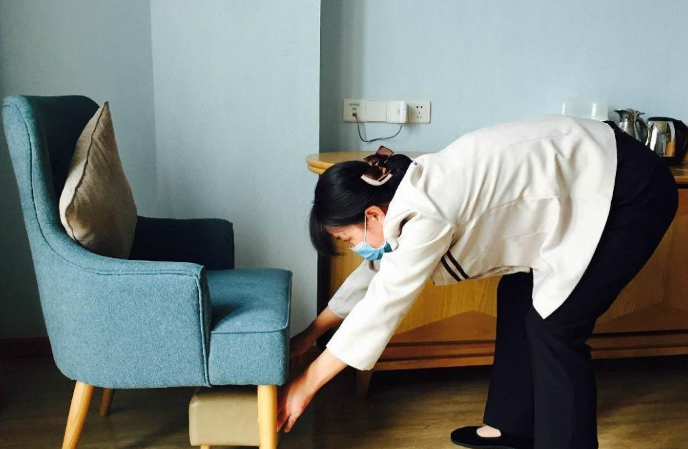 情侣住酒店7天,为何退房时保洁阿姨却"哭了",这是什么情况?