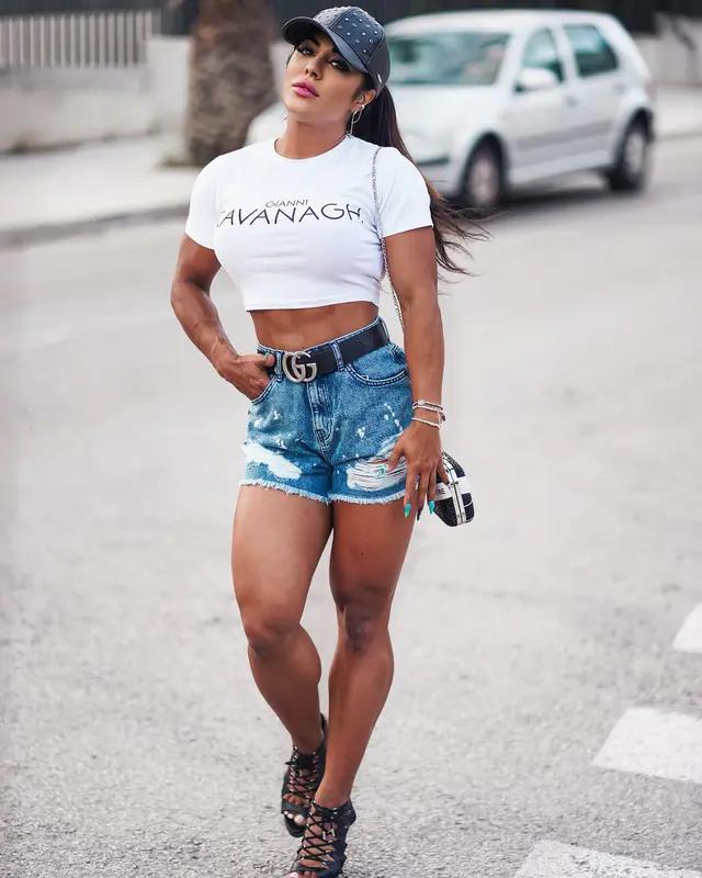 西班牙美女教练,大腿紧实肌肉线条十足,堪比金刚芭比真人版