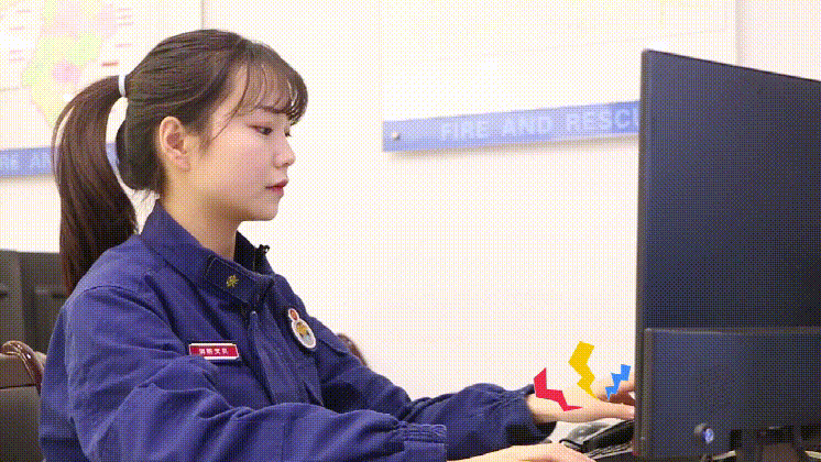 报警人:喂 消防少女:你好 119 报警人:我要跳楼 消防少女:小姑娘你可