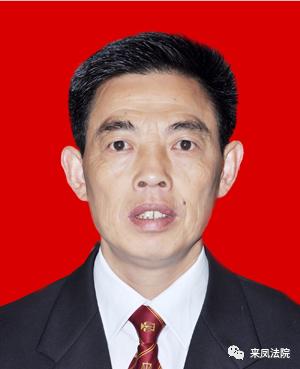 来凤法院老干部杨天明一年为社区群众办实事33件受高度赞誉