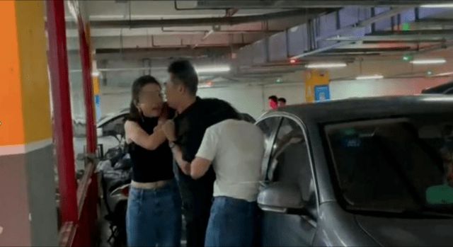 南京:丈夫地下车库偷情,妻子现场怒抓小三,现场一片狼藉