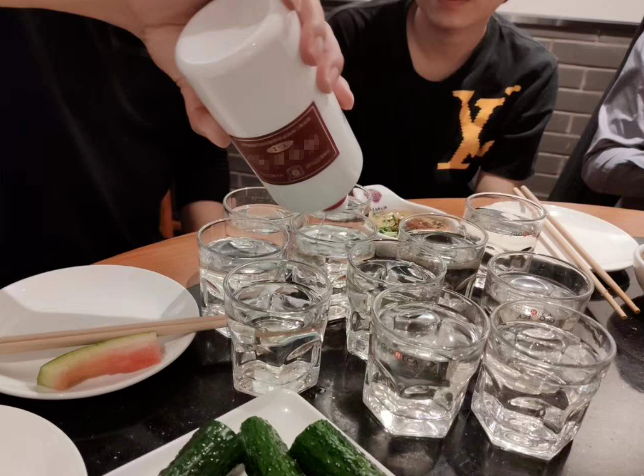 一杯白酒等于几瓶啤酒科学换算公式已公布看完拼酒不吃亏