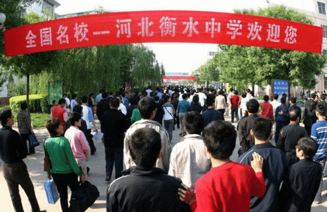 说起中国知名的高中,衡水中学算是其中之一,能与之媲美的也就是安徽