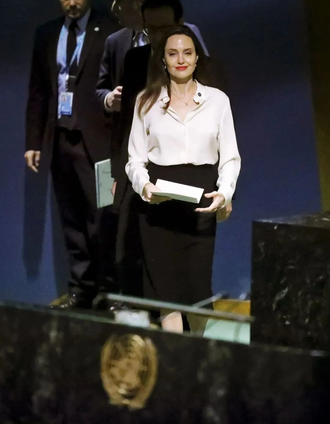 看朱莉的"黑白配"造型,才知道什么叫潮流易逝,经典永存!