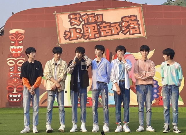 tnt团综路透,宋亚轩体验当服务员,李飞一脸慈祥陪着他好温馨