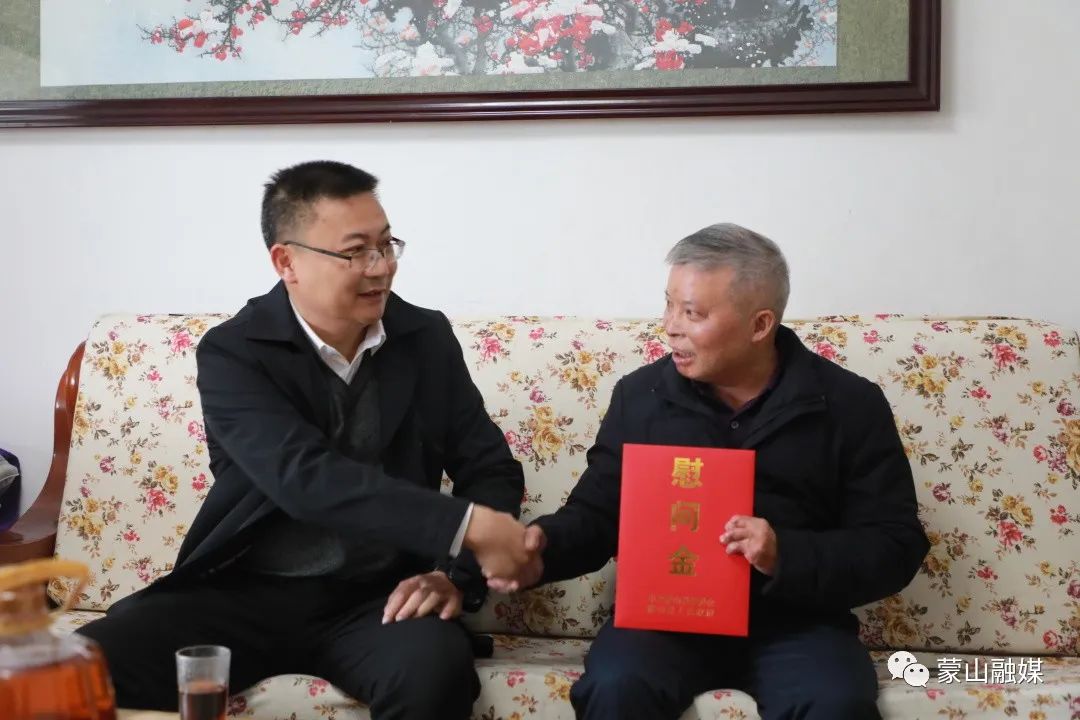 老党员戴建中,自治区劳动模范农华安,困难党员莫少隆和参战老兵林明清